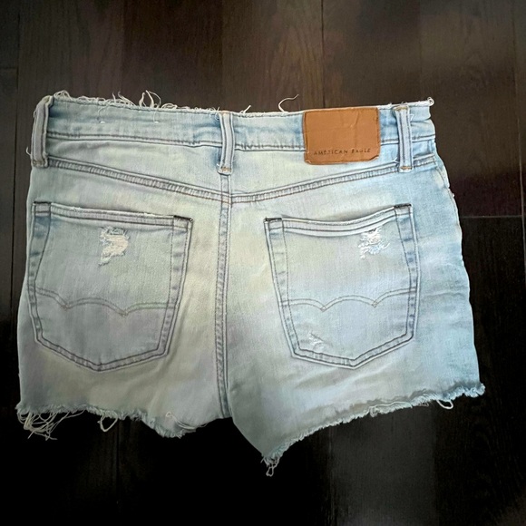 AMERICAN EAGLE DISTRESSED LIGHT WASH BLUE SHORTS. - Picture 2 of 3